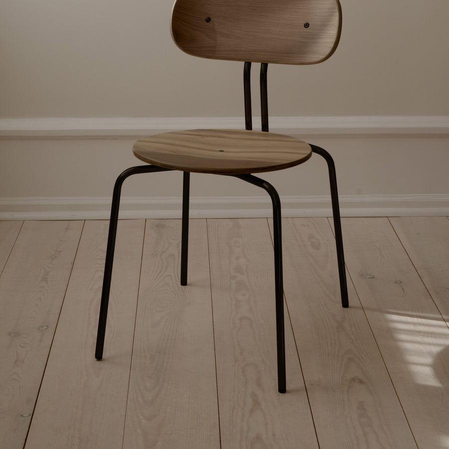 UMAGE_lifestyle_Curious_dining chair_smoked oak_black_(4).jpeg