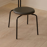 UMAGE_lifestyle_Curious dining chair_smoked oak_black_ULTRA anthrazite_(3).jpeg